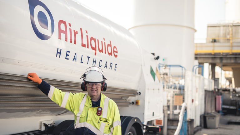 Air Liquide Healthcare truck refilling at the Moissy Cramayel ASU 26